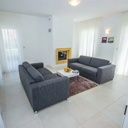 3-4 Hotel